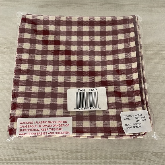 Combined Talents 4 piece napkin set checkered maroon white Size 16x16 - Picture 2 of 2